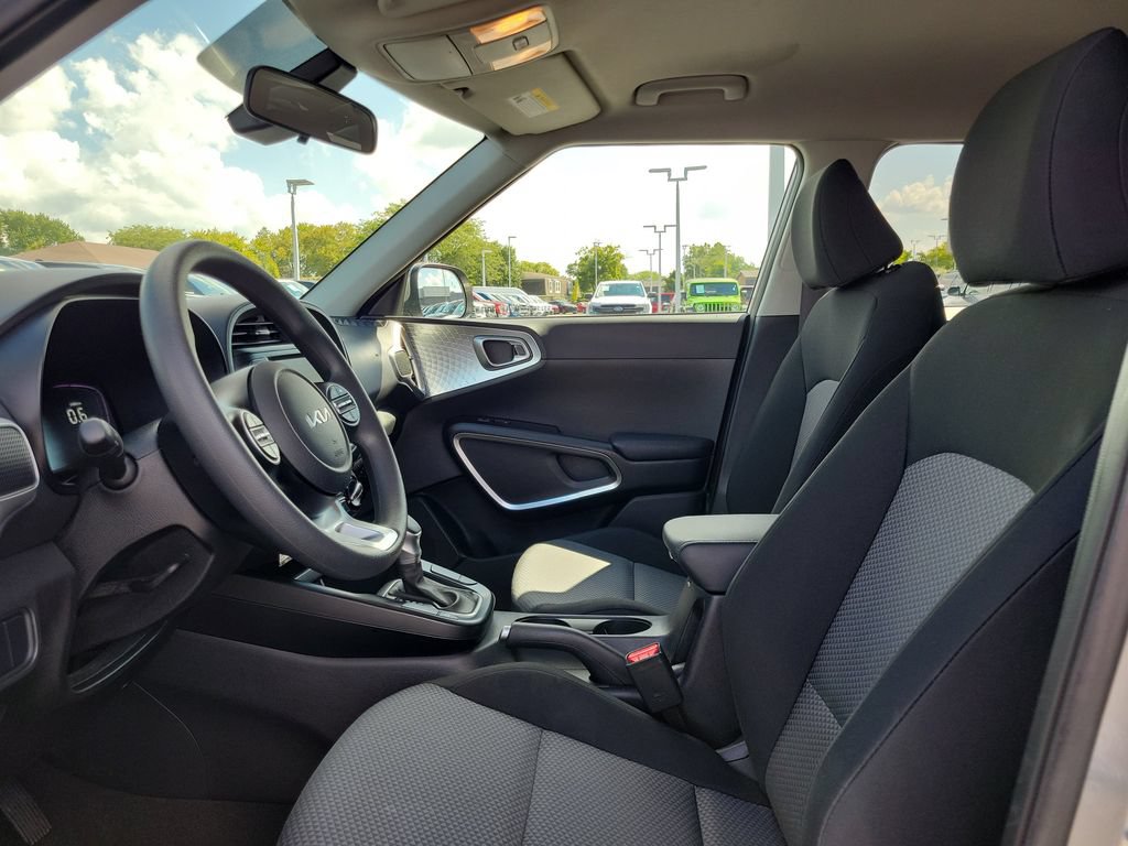 Used 2025 Kia Soul LX w/ LX Technology Package FWD image 18