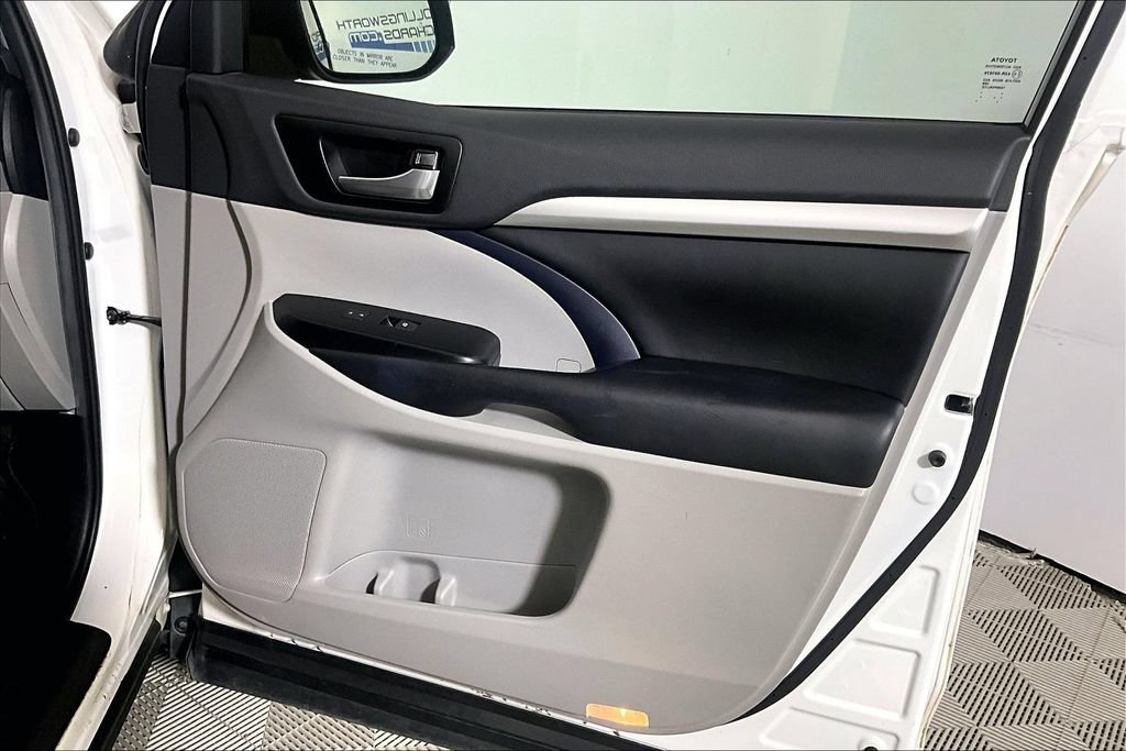 Used 2019 Toyota Highlander XLE FWD image 19