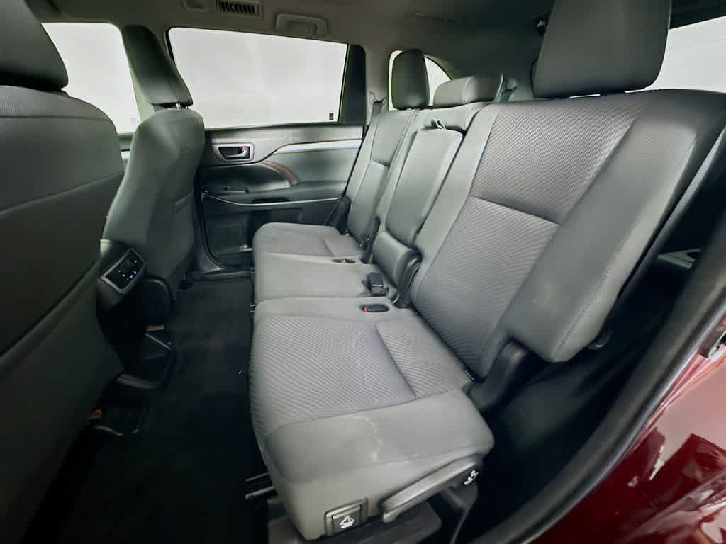 Used 2018 Toyota Highlander LE w/ Carpet Mat Package (TMS) AWD/4WD image 14