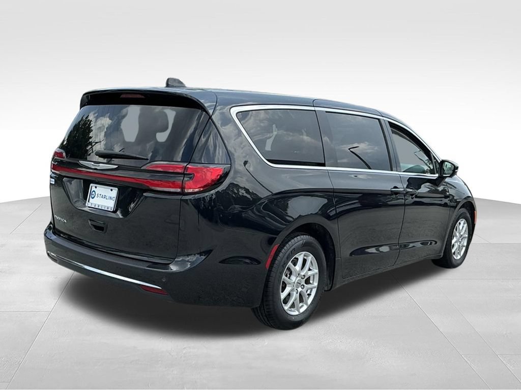 Used 2023 Chrysler Pacifica Touring-L FWD image 10