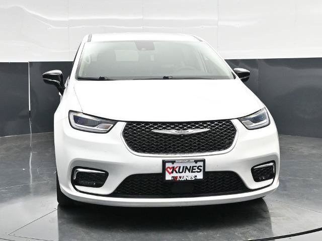 Used 2024 Chrysler Pacifica Touring-L FWD image 4