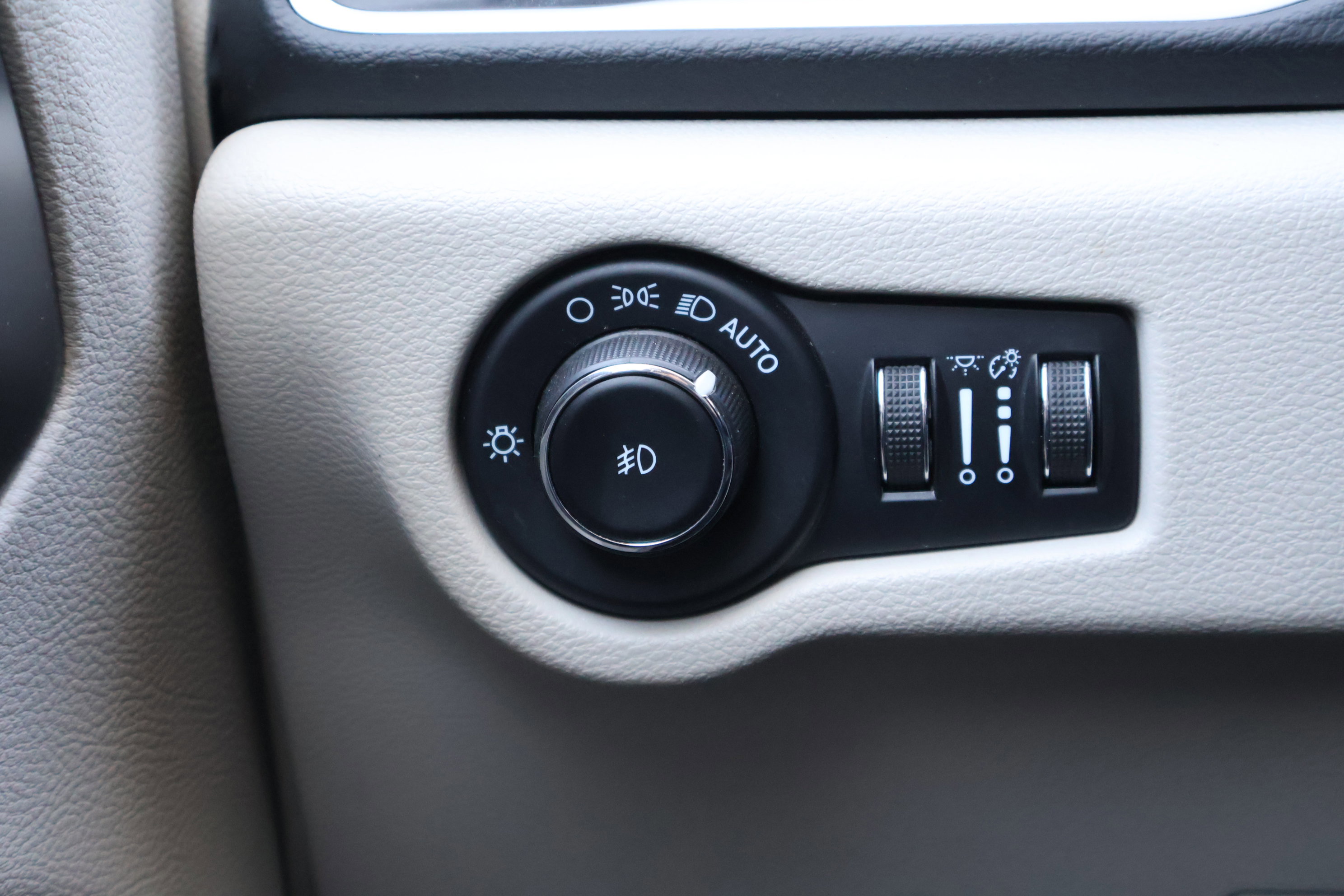 Used 2023 Chrysler Pacifica Touring-L image 18