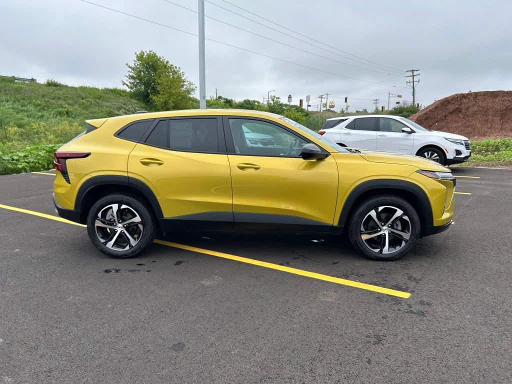 Used 2024 Chevrolet Trax RS w/ Sunroof Package FWD image 6