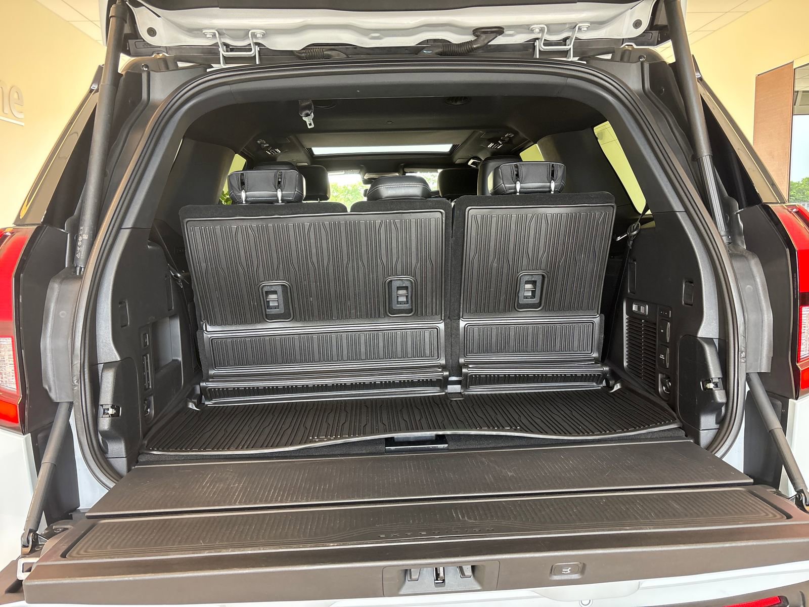 Certified 2025 Ford Expedition Platinum w/ Stealth Performance Package AWD/4WD image 10