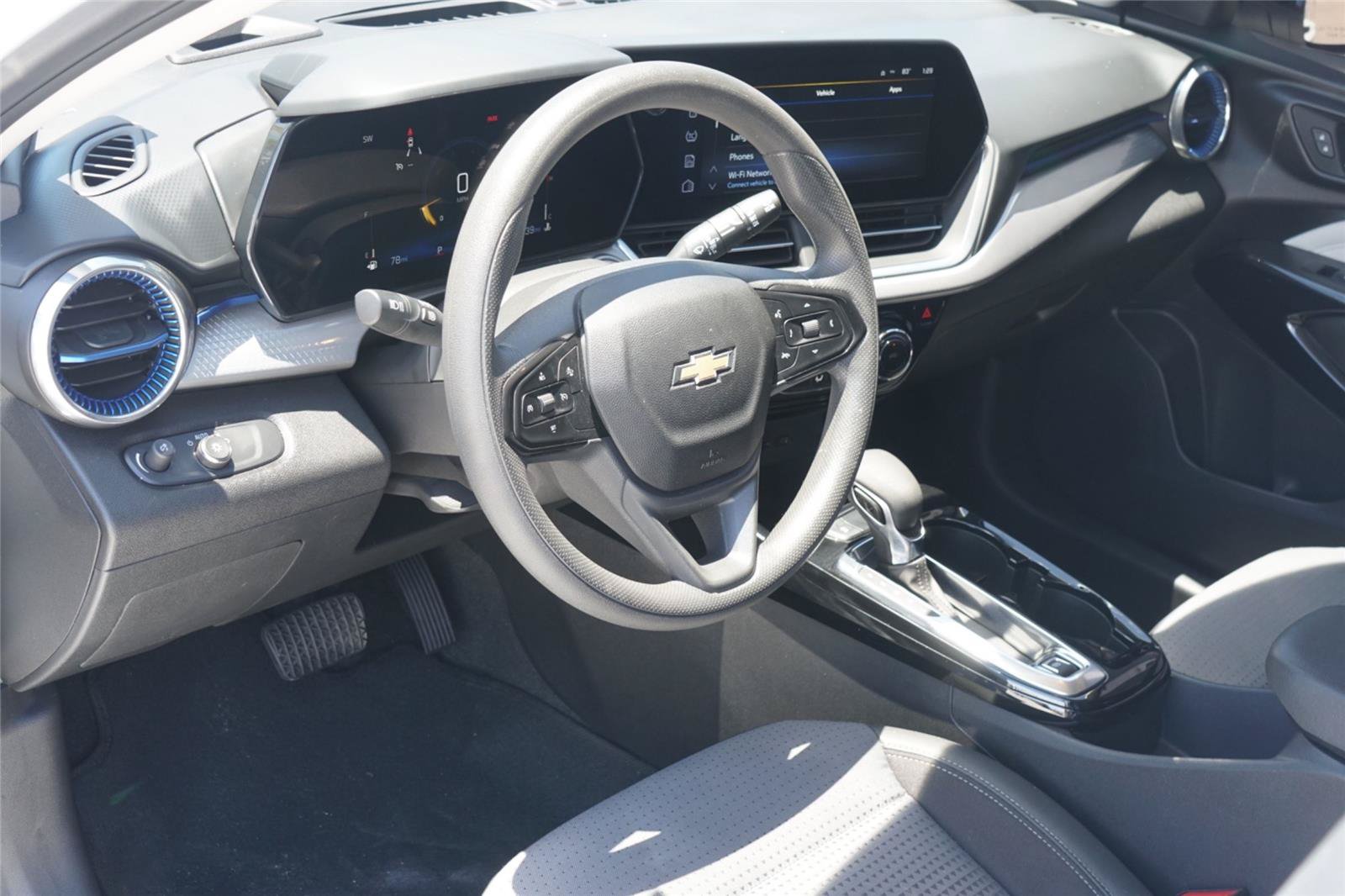 Used 2024 Chevrolet Trax LT FWD image 9