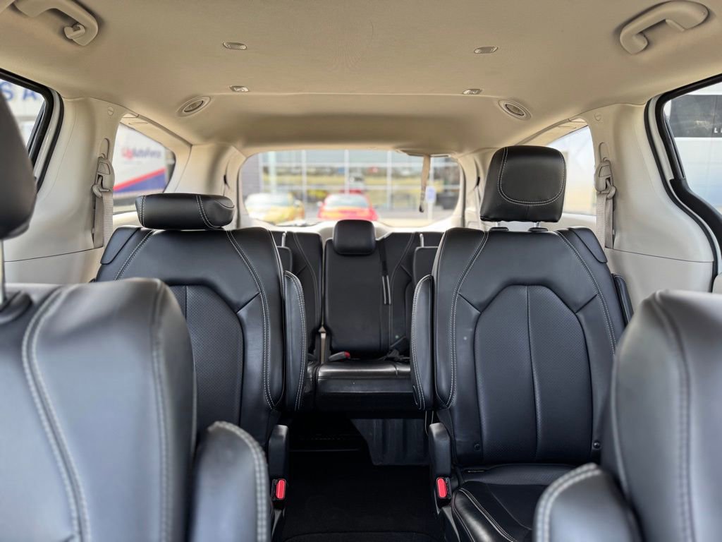 Used 2023 Chrysler Pacifica Touring-L image 34