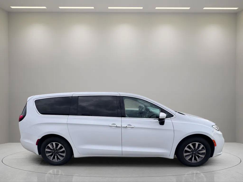 Used 2023 Chrysler Pacifica Touring-L FWD image 7