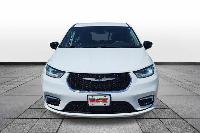 Used 2024 Chrysler Pacifica Touring-L FWD image 2