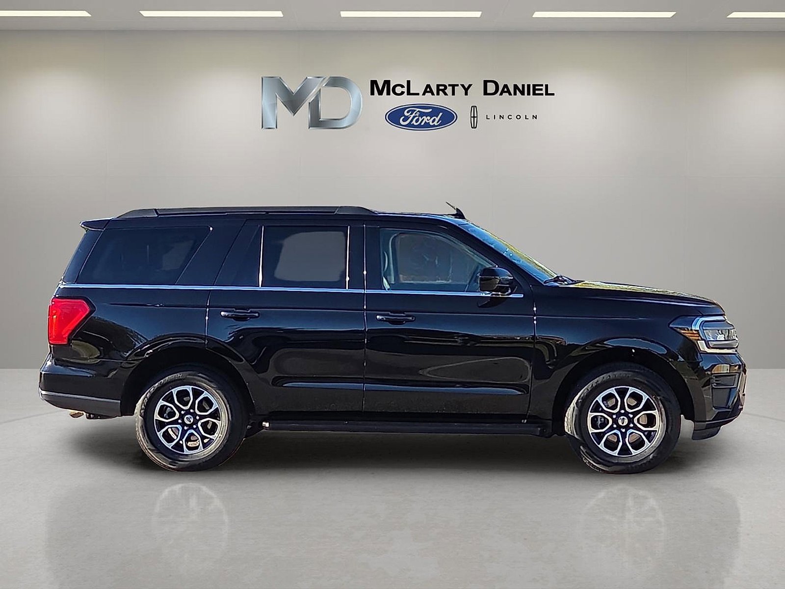 Certified 2024 Ford Expedition XLT image 6