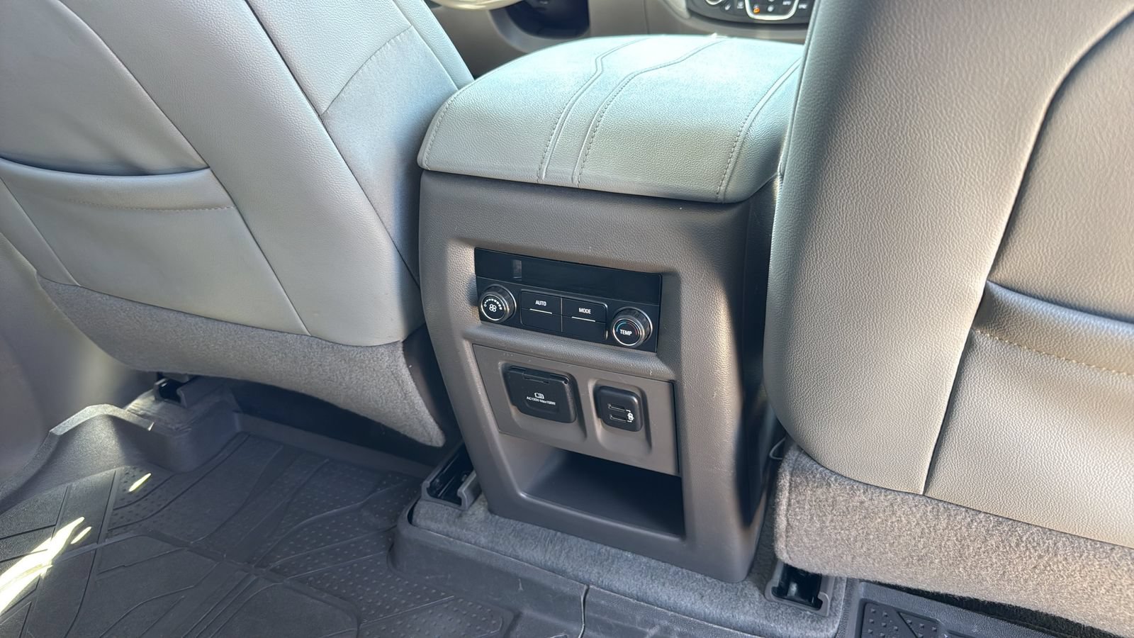 Used 2018 Chevrolet Traverse LT w/ LPO, Cargo Package FWD image 26