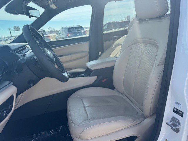 Used 2023 Jeep Grand Cherokee Limited w/ Luxury Tech Group II image 13