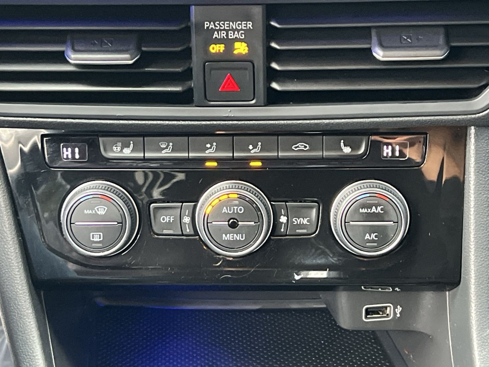 Used 2019 Volkswagen Jetta SEL w/ Cold Weather Package FWD image 28