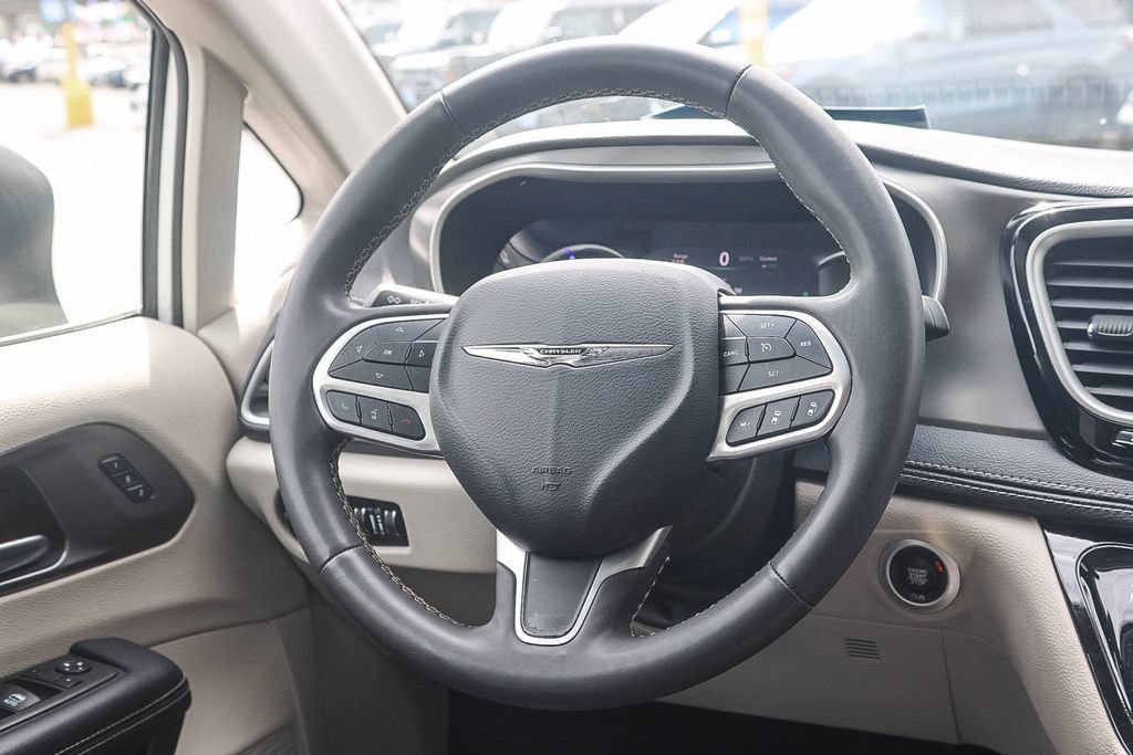 Used 2023 Chrysler Pacifica Touring-L FWD image 18