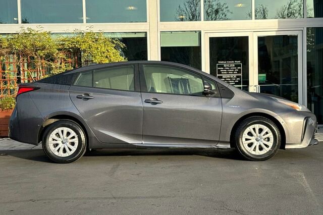 Used 2022 Toyota Prius LE image 3
