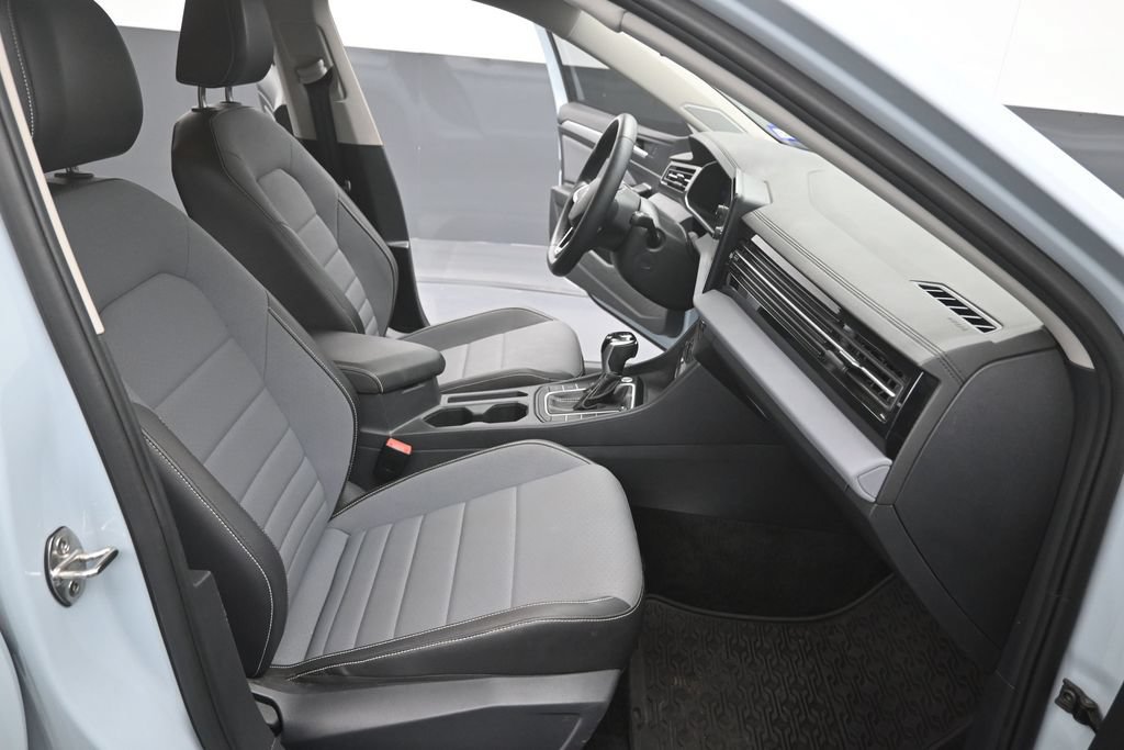 Used 2025 Volkswagen Jetta SE w/ Sunroof Package FWD image 14