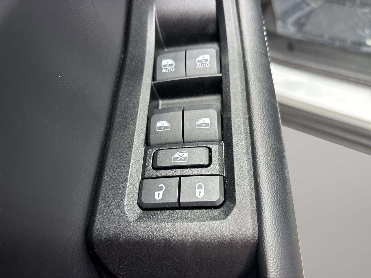 Used 2025 Jeep Grand Cherokee Laredo X w/ Luxury Tech Group I RWD image 17