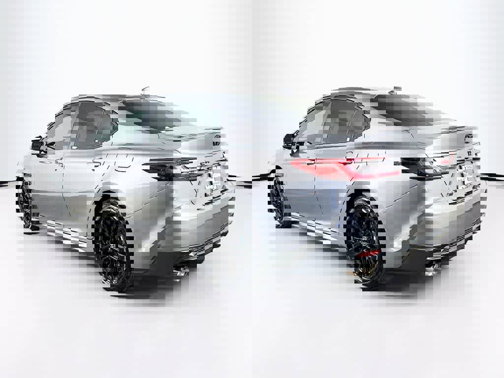 Used 2025 Toyota Camry SE image 4