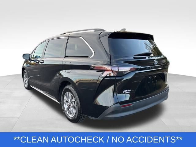 Used 2023 Toyota Sienna XLE image 3