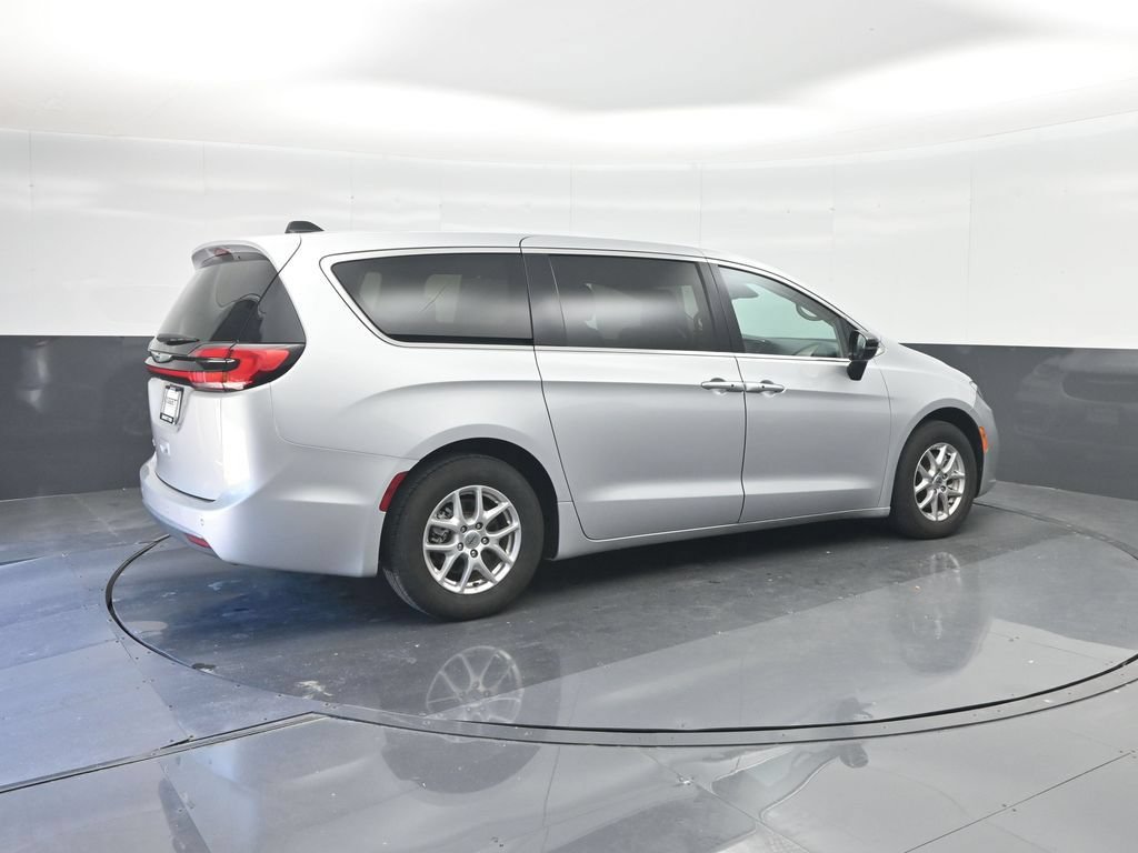 Used 2024 Chrysler Pacifica Touring-L FWD image 15