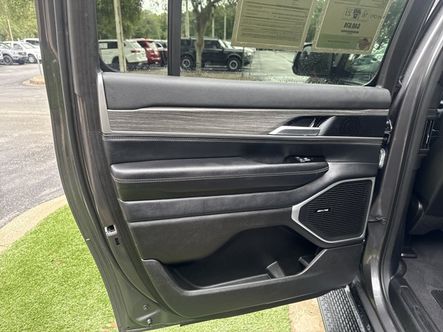 Used 2024 Jeep Wagoneer L Series II w/ Flexible Seating Group AWD/4WD image 18