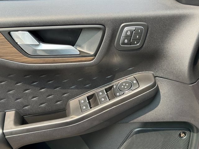 Certified 2020 Ford Escape Titanium w/ Titanium Premium Package 2.0 AWD/4WD image 25