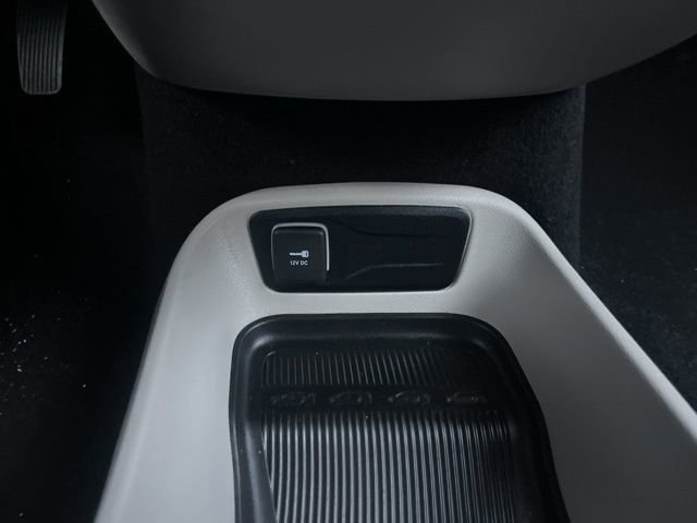 Used 2022 Chrysler Voyager LX image 28