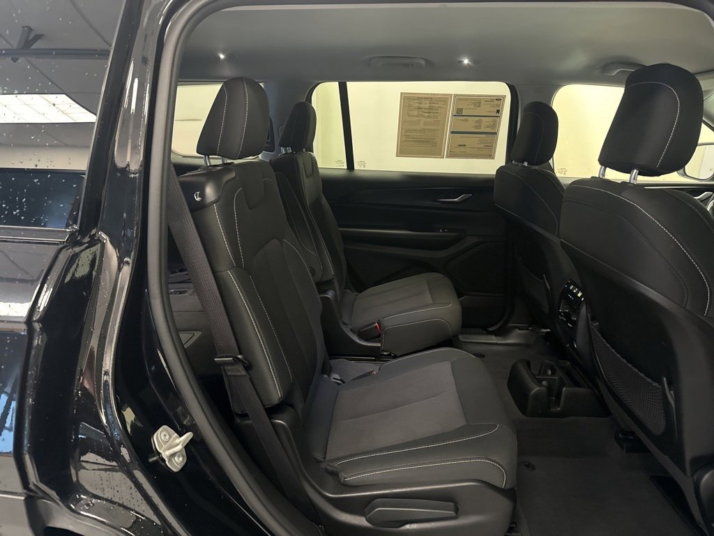 Used 2023 Jeep Grand Cherokee L Laredo image 31