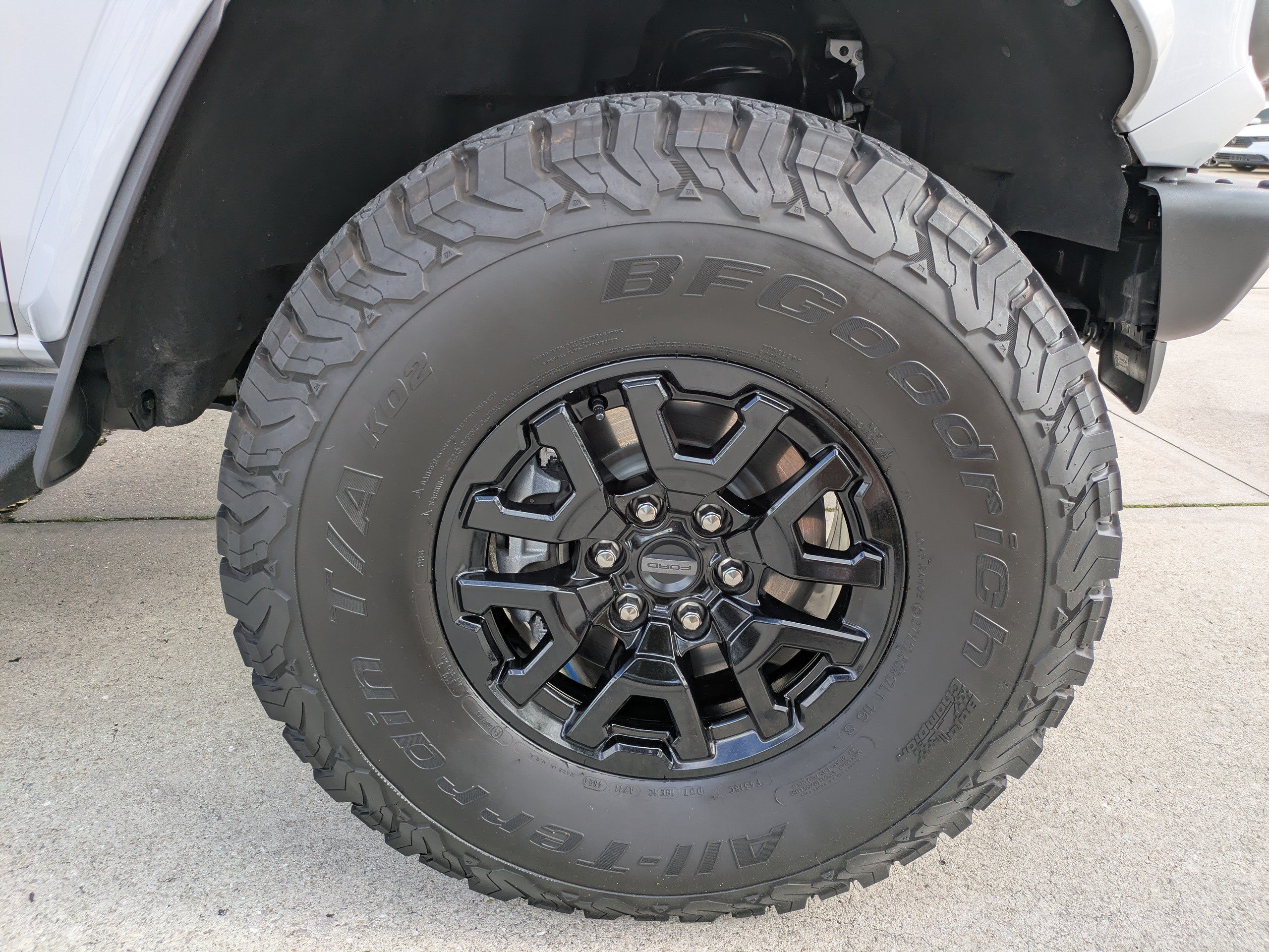Certified 2025 Ford Bronco Raptor w/ Interior Carbon Fiber Pack AWD/4WD image 11