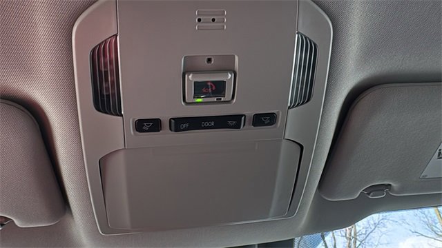 Used 2021 Toyota Highlander LE image 23