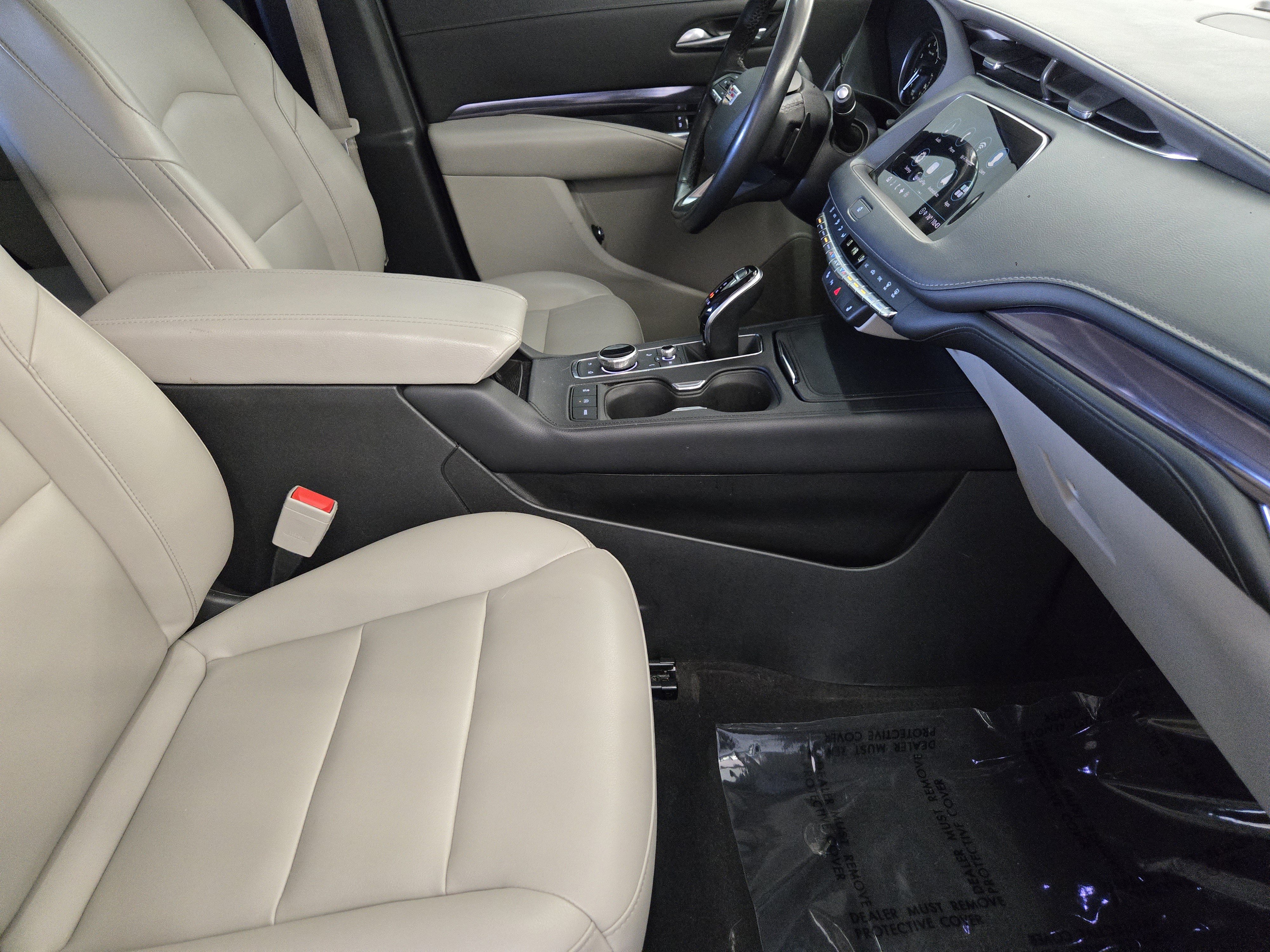 Used 2023 Cadillac XT4 Luxury w/ Cold Weather Package FWD image 16