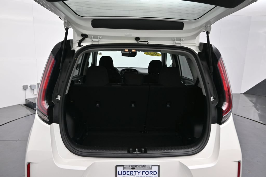 Used 2025 Kia Soul LX w/ LX Technology Package FWD image 15