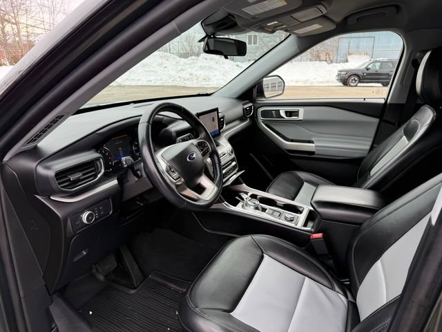 Certified 2022 Ford Explorer XLT w/ Equipment Group 202A image 3