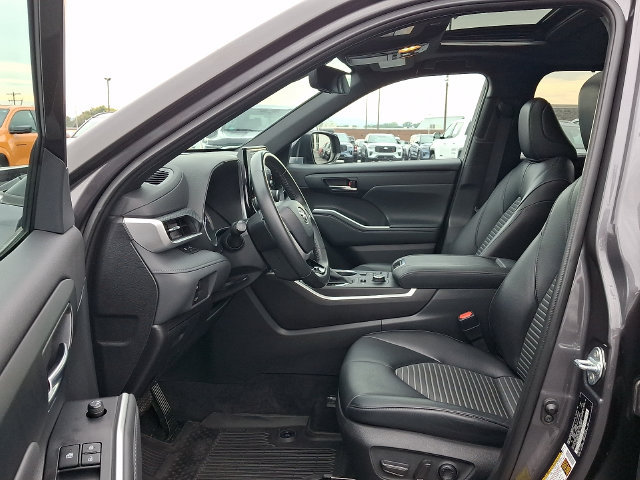 Used 2022 Toyota Highlander XSE AWD/4WD image 16