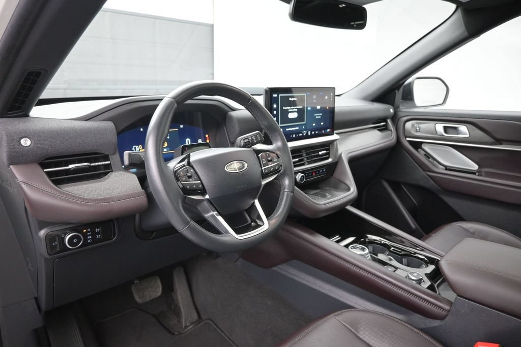 Certified 2025 Ford Explorer Platinum RWD image 22