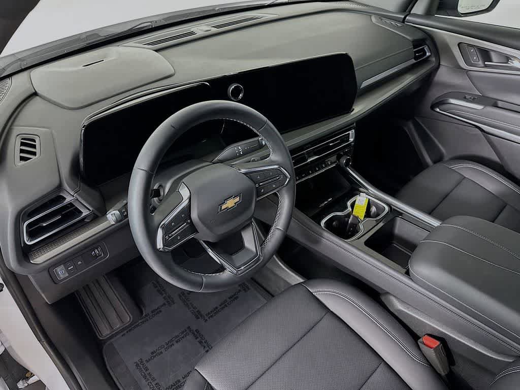 Used 2025 Chevrolet Traverse LT w/ Driver Confidence Package FWD image 2