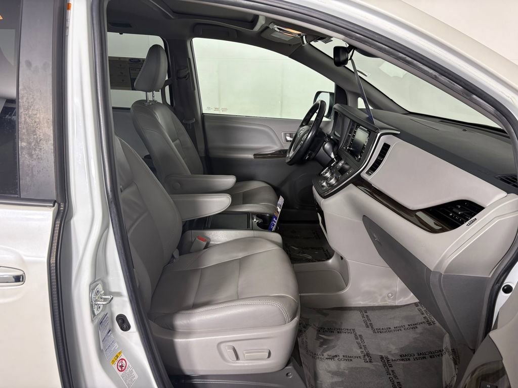 Used 2018 Toyota Sienna XLE w/ XLE Navigation Package image 39