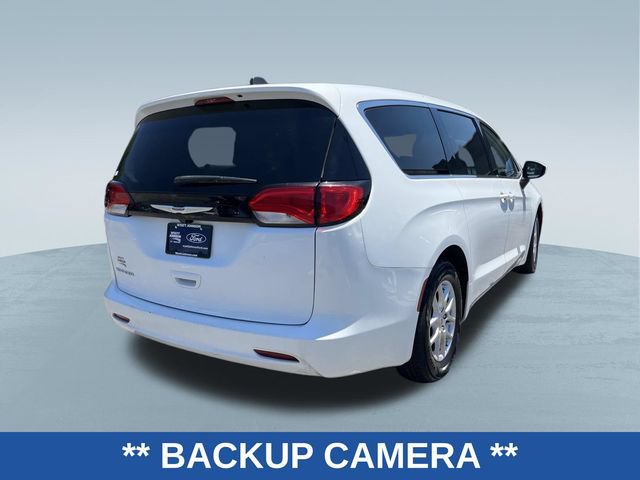 Used 2023 Chrysler Voyager LX FWD image 3