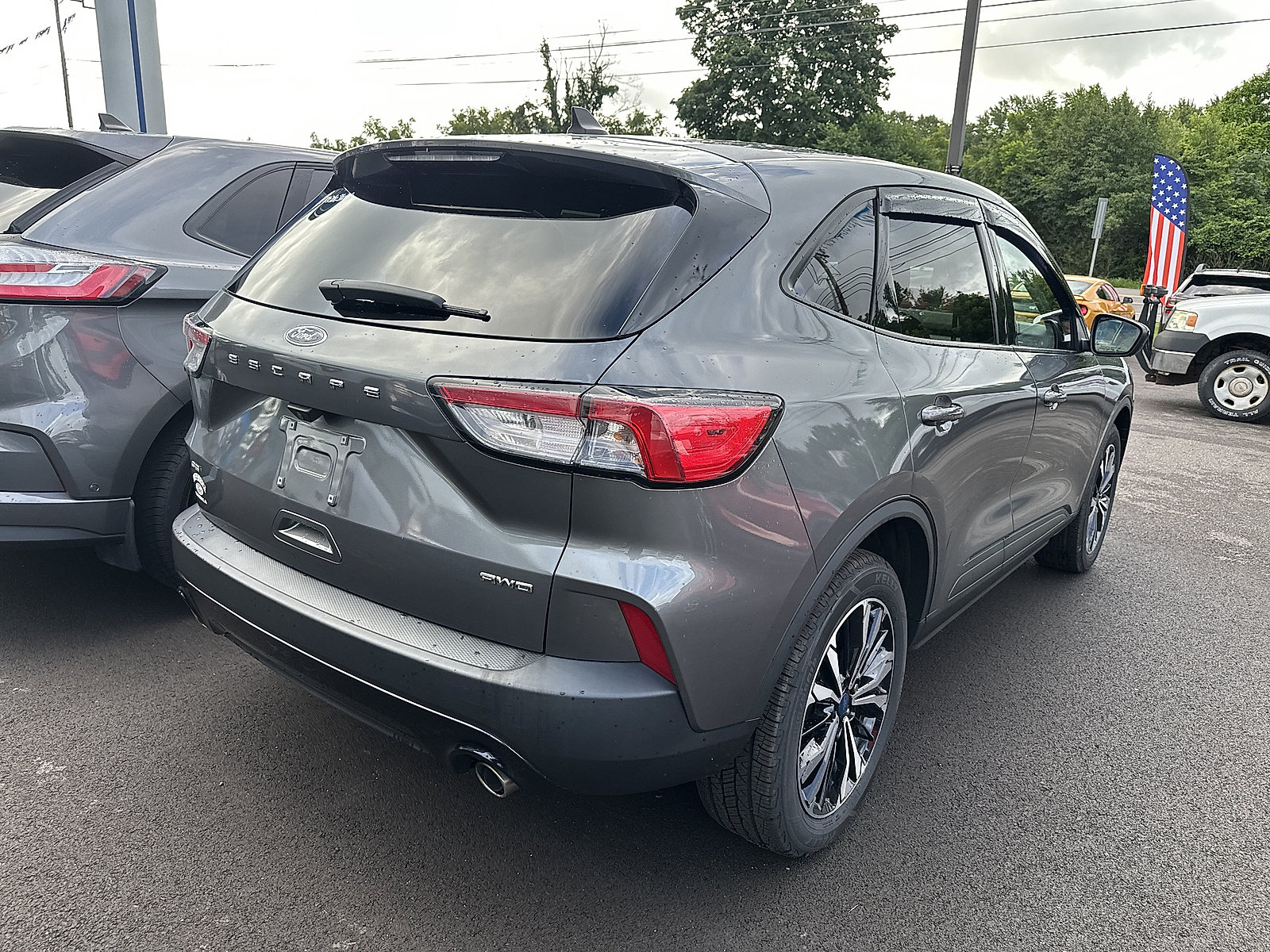 Certified 2022 Ford Escape SE w/ SE Sport Appearance Package AWD/4WD image 2
