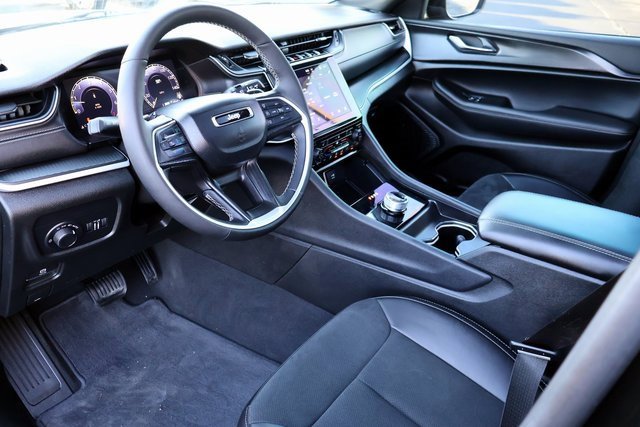 Used 2025 Jeep Grand Cherokee L Laredo image 3