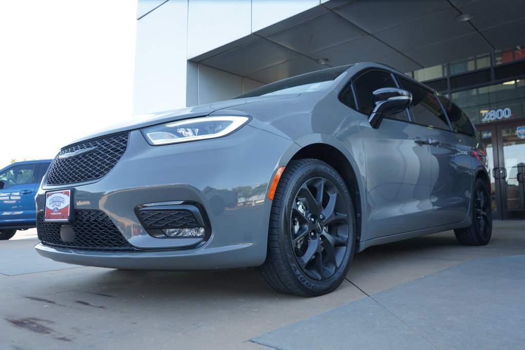 Used 2025 Chrysler Pacifica Limited FWD image 5