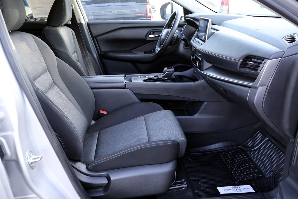 Used 2025 Nissan Rogue SV FWD image 19