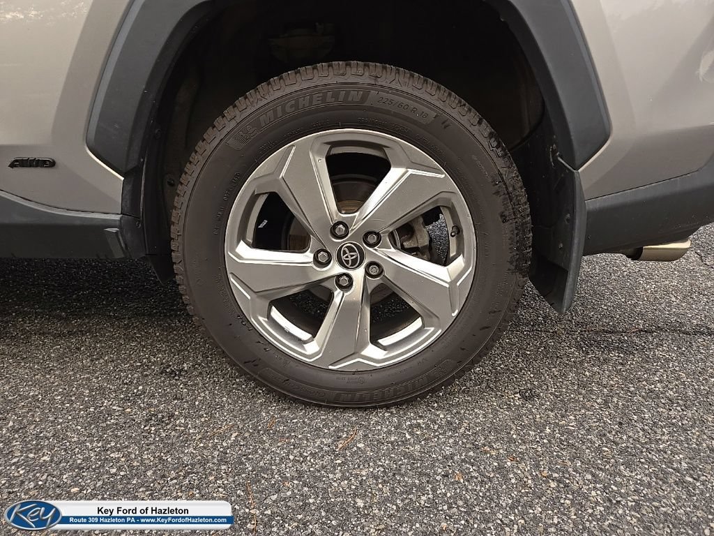Used 2021 Toyota RAV4 XLE Premium AWD/4WD image 7