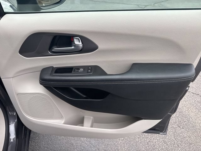 Used 2023 Chrysler Pacifica Touring-L FWD image 16