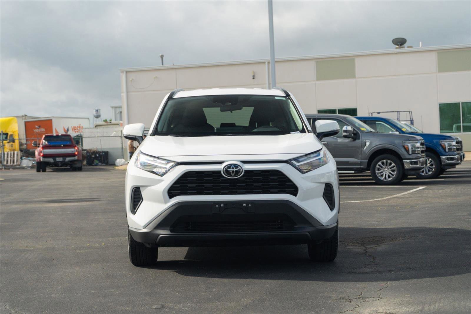 Used 2025 Toyota RAV4 XLE w/ Weather Package FWD image 5
