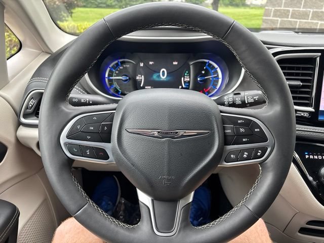 Used 2024 Chrysler Pacifica Limited FWD image 16