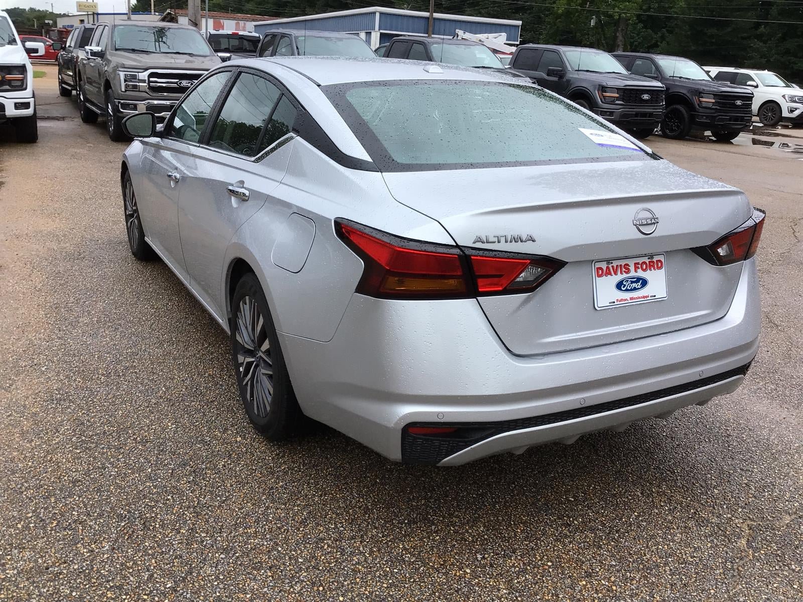 Used 2025 Nissan Altima 2.5 SV FWD image 12