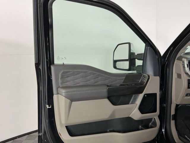 Certified 2025 Ford F250 Platinum w/ Platinum Plus Package image 16