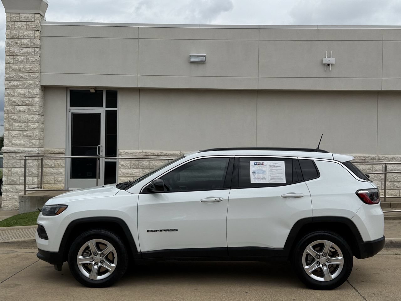 Used 2024 Jeep Compass Latitude w/ Sun and Sound Group AWD/4WD image 3