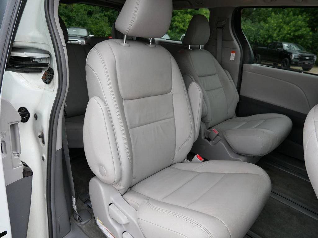 Used 2018 Toyota Sienna XLE w/ XLE Navigation Package AWD/4WD image 13