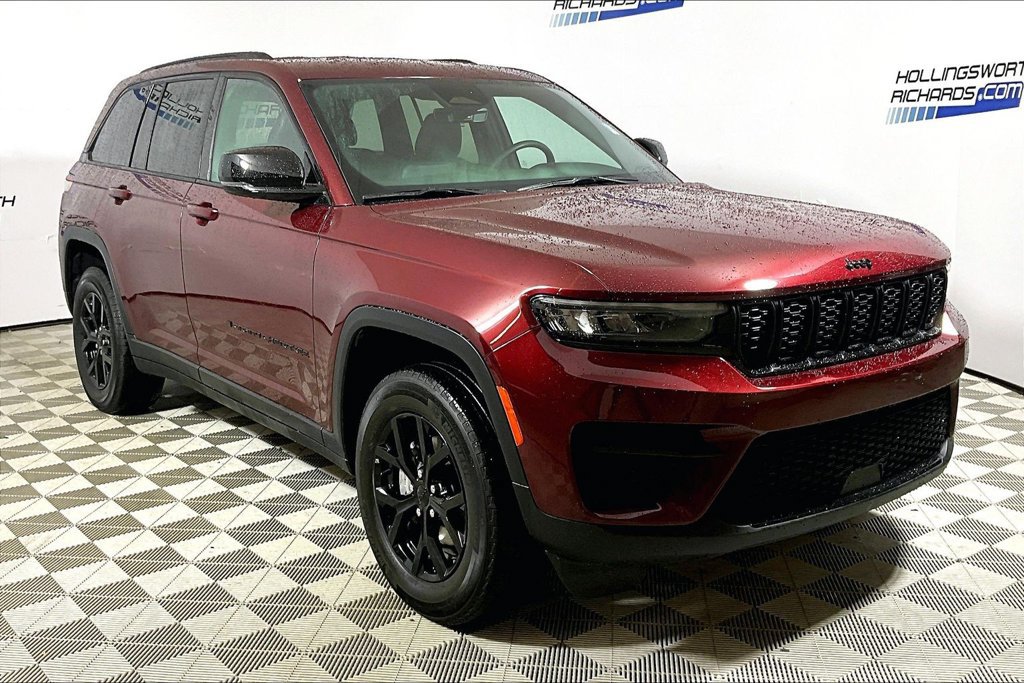 Used 2025 Jeep Grand Cherokee Altitude AWD/4WD image 3